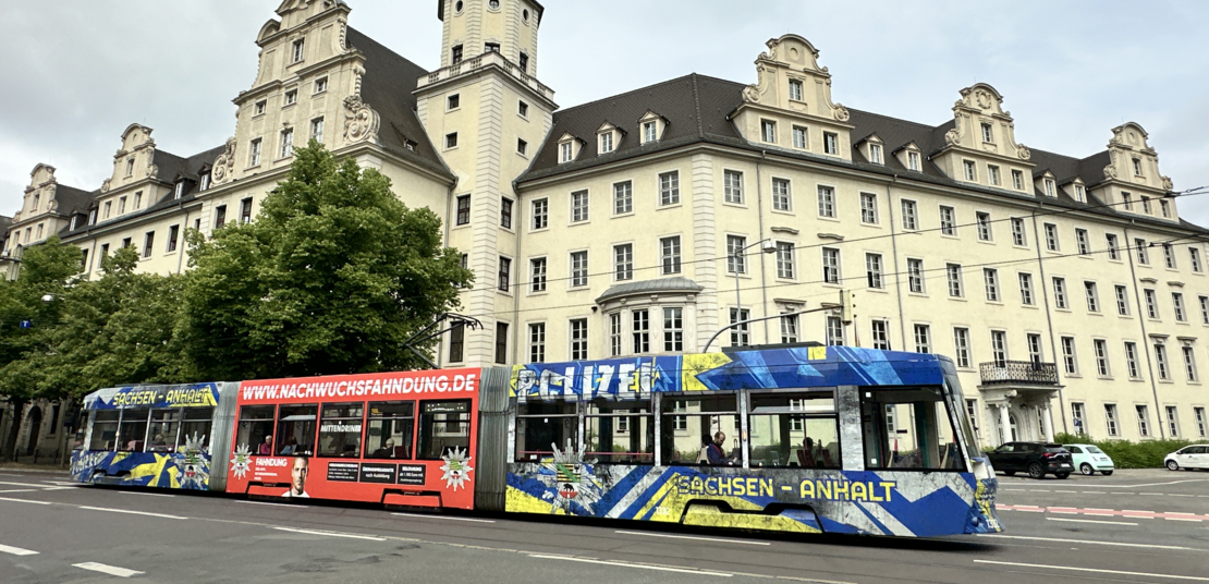 Herzlich willkommen Straßenbahn vor Ministeriumsgebäude